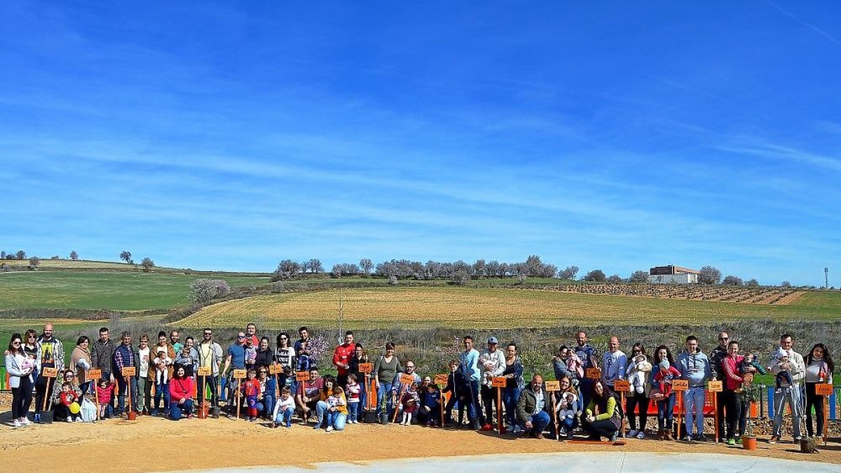 Las familias asistentes a la actividad de la plantación de árboles por cada nuevo nacimiento.-E.M.