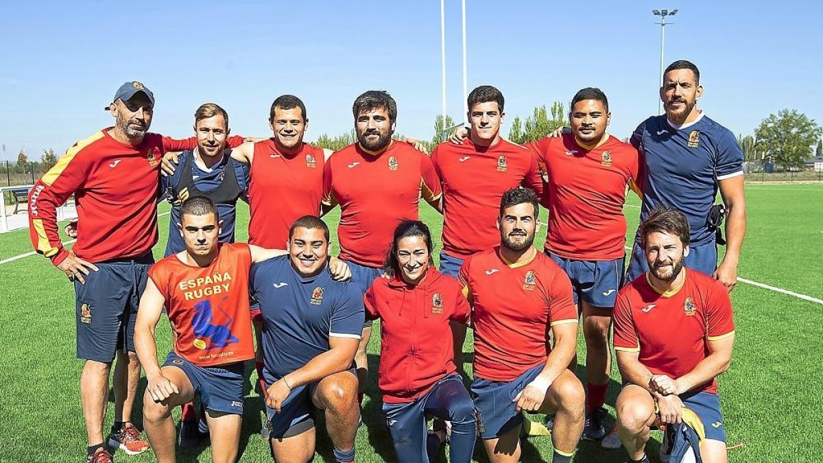 En la fila de arriba, ‘Miguelón’, John-Wessel Bell, Vicente del Hoyo, Alberto Blanco, Gabriel Vélez, Nathan Paila y Víctor Sánchez; agachados, Kerman Aurrekoetxea, Nicolás Jurado, Mar Álvarez, Matt Smith y Federico Casteglioni.-J. M. LOSTAU