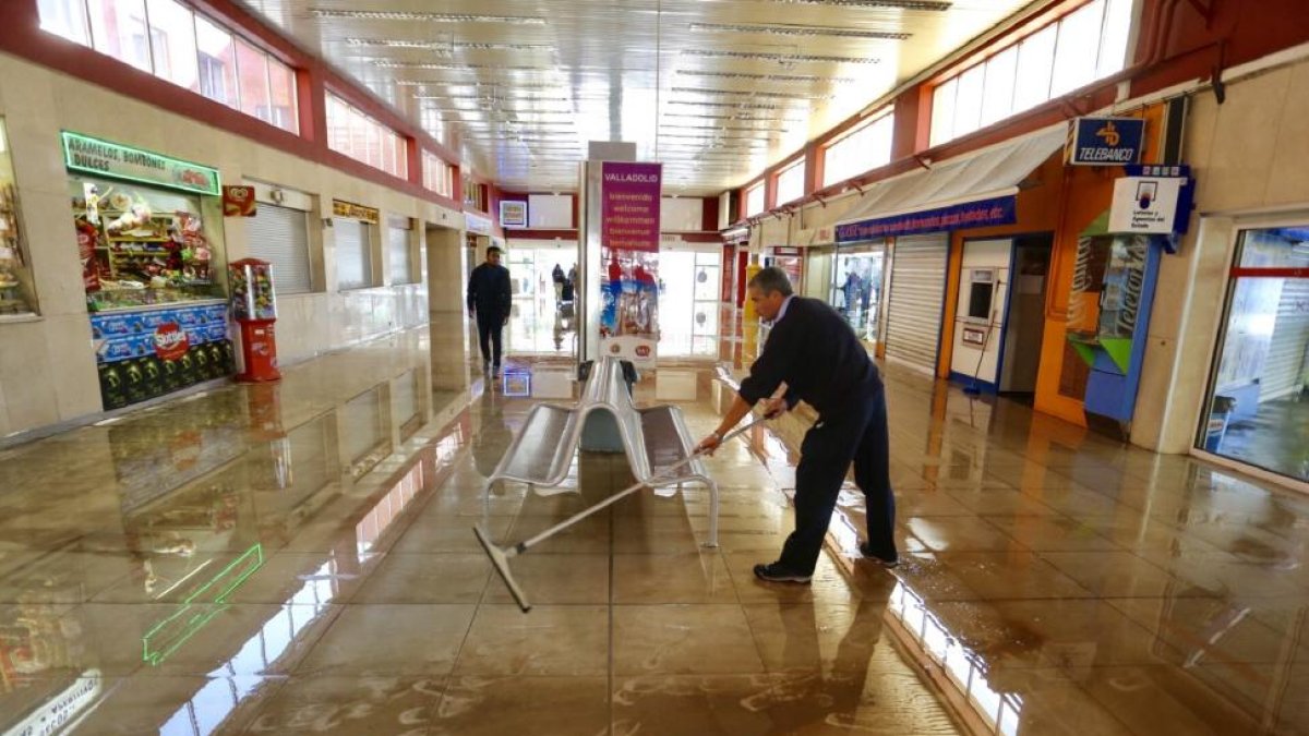 Achique de agua en la estación de autobuses de Valladolid.-ICAL