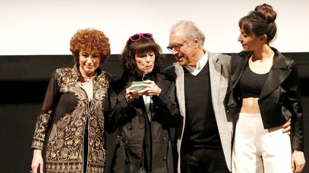 Geraldine Chaplin estuvo acompañada por su hija Ooma, su marido y su amiga Cristina Marcos. Chema Prado por una multitud formada por los directores de todas las filmotecas y su equipo en la Filmoteca Española.-J.M.LOSTAU
