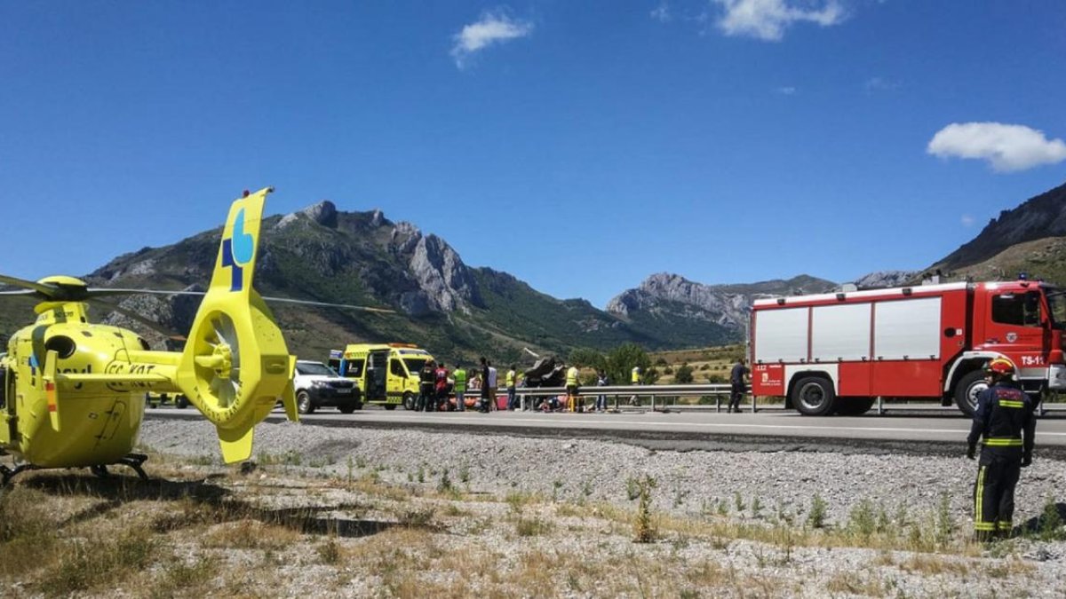 Heridos los dos ocupantes de un turismo que se salió de la vía en la AP-66 en Sena de Luna (León)-ICAL