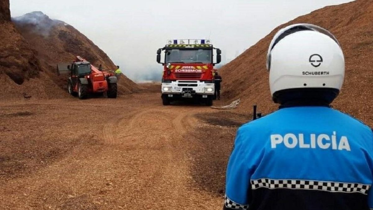 Apagado el incendio en el número 308 de la Cañada Real-@POLICIAVLL