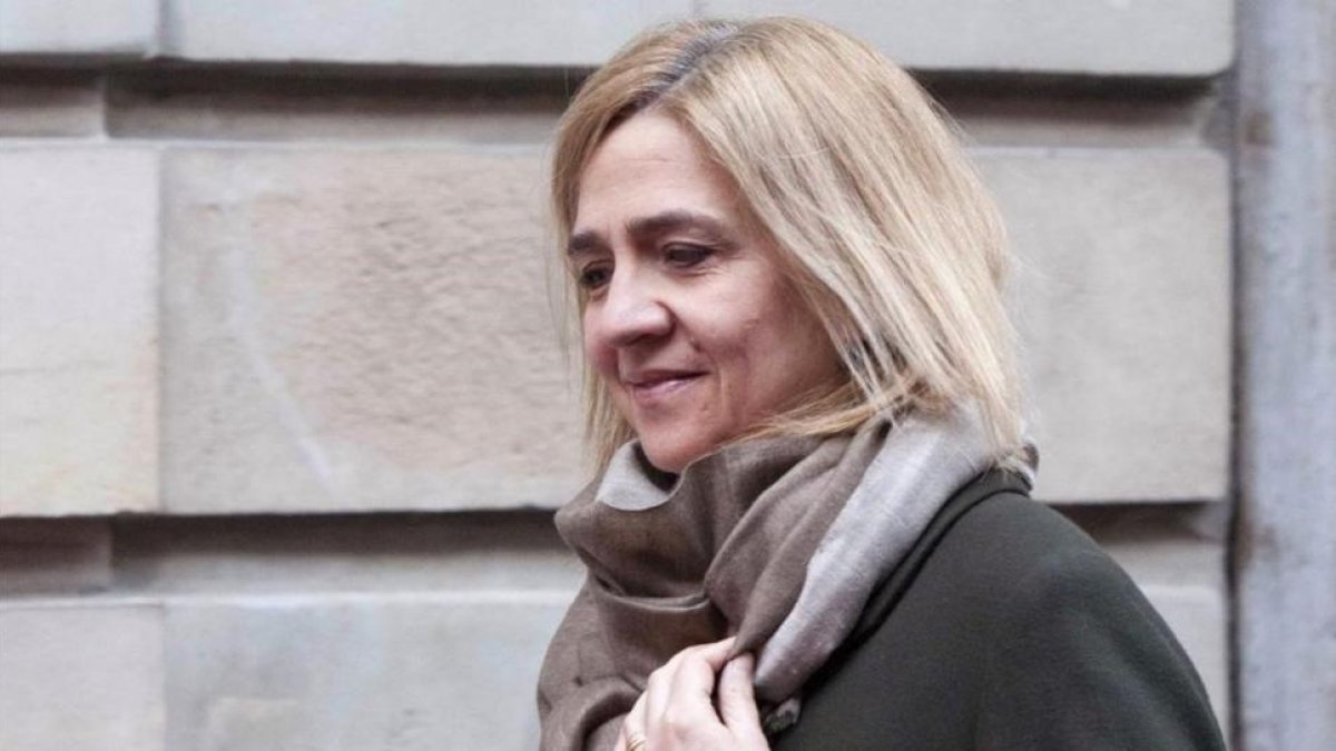 La infanta Cristina, a la puerta de su domicilio en Ginebra, en una imagen de archivo-EFE