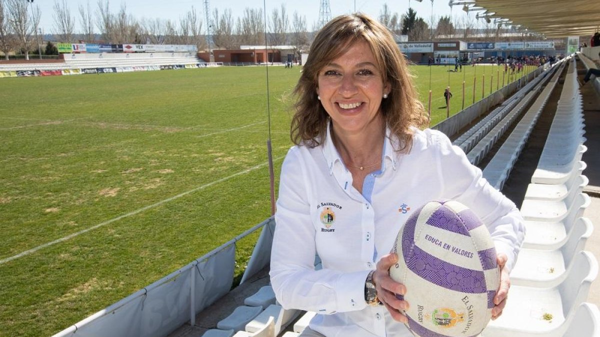 MaríaMorán posa en los campos de Pepe Rojo. En la foto antigua, posa (arriba a la derecha) con el primer equipo femenino, entrenado por un joven ManuSerrano-J. M. LOSTAU