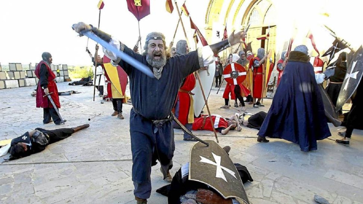 Un soldado vence a un oponente en el 'Sitio de Castronuño' que la localidad conmemoró por primera vez el domingo.-J. M. Lostau