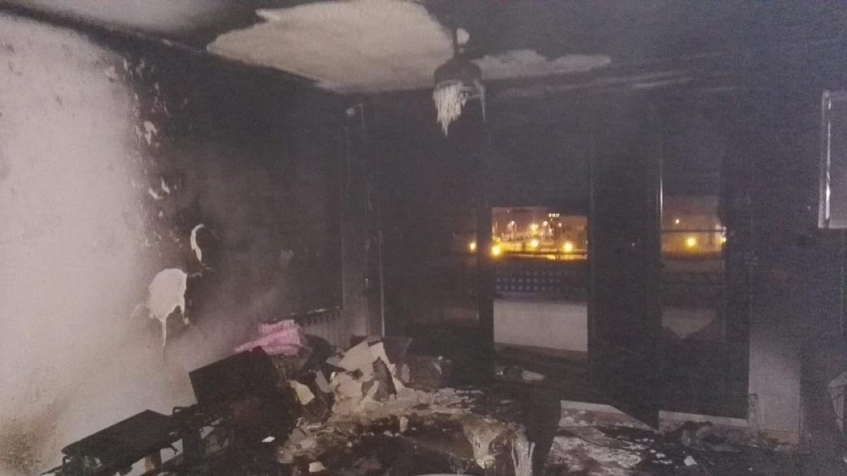 Estado en el que quedó el domicilio tras el incendio.-BOMBEROS DE VALLADOLID