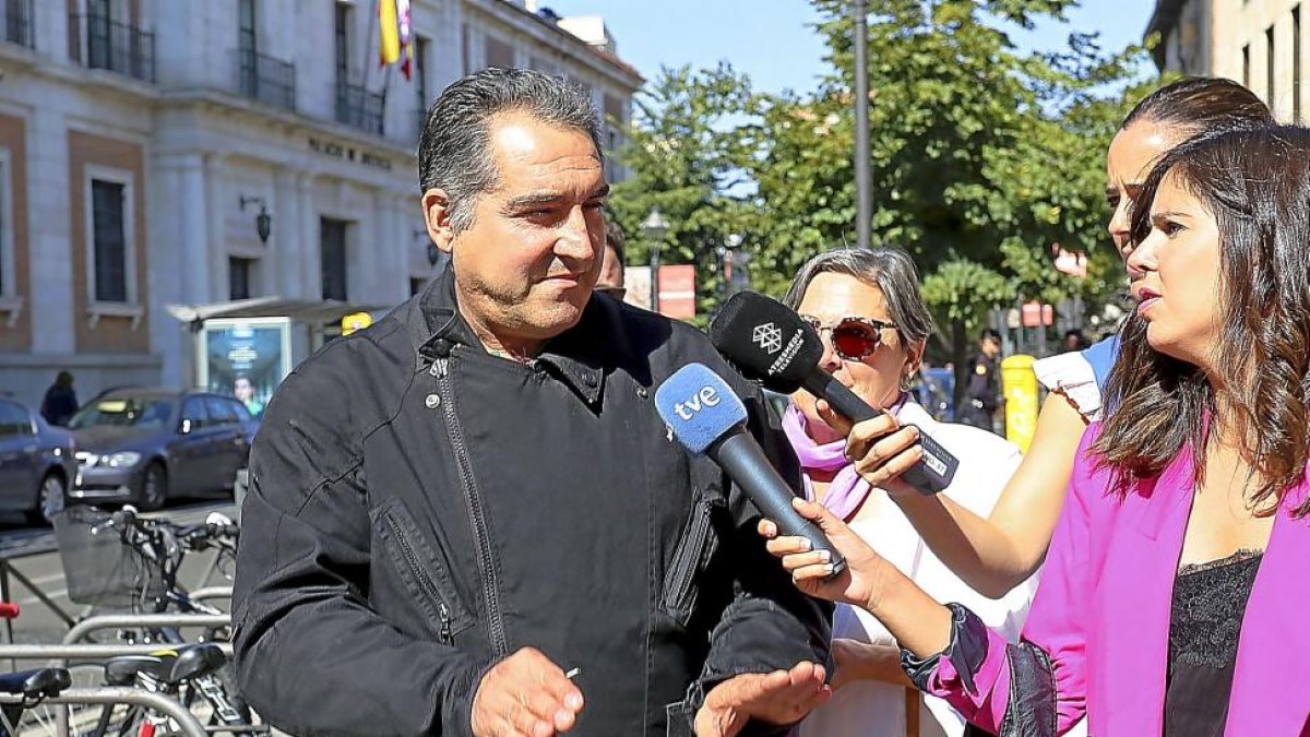 El tío de Sara, a la salida de su declaración como testigo ante el juez que instruye el caso.-J.M. LOSTAU