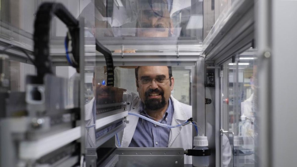 El investigador Manuel Fuentes en las instalaciones del Centro del Cáncer de Salamanca-ENRIQUE CARRASCAL
