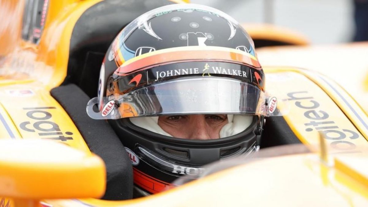 Fernando Alonso espera su momento para intentar la vuelta rápida, ayer, en Indianápolis.-STEVE C MITCHELL