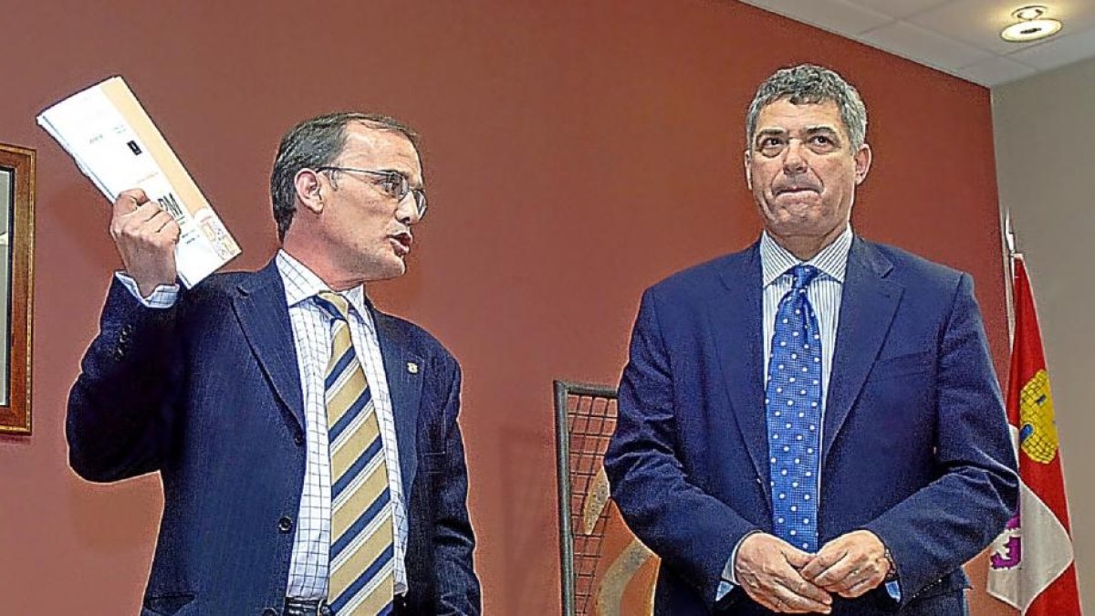 Marcelino Maté y Ángel María Villar, durante la inauguración de la Federación de Fútbol de Castilla y León.-MONTSE ÁLVAREZ