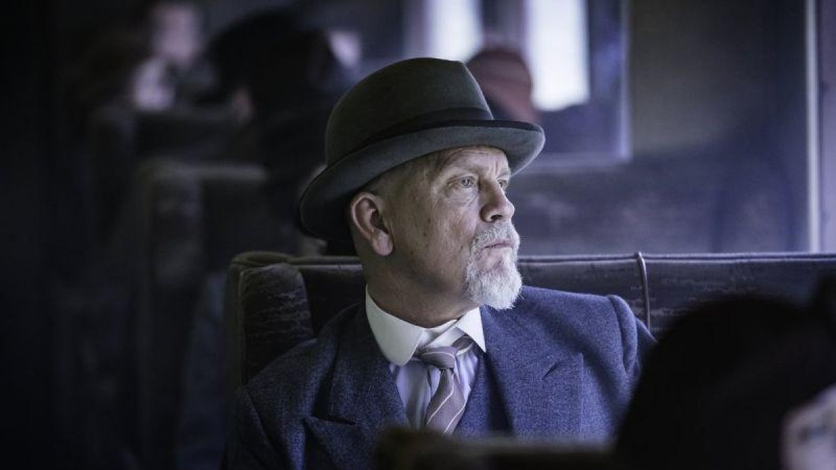 John Malkovich, en Agatha Christie: el misterio de la guía de ferrocarriles.-MOVISTAR+