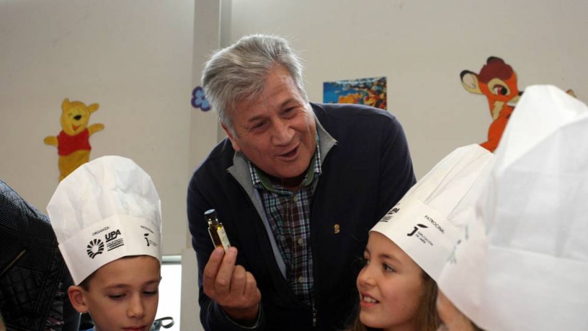 El secretario regional de UPA, Julio López, participa en un desayuno saludable con niños dentro de su campaña de promoción del aceite de oliva virgen de Jaén-Ical