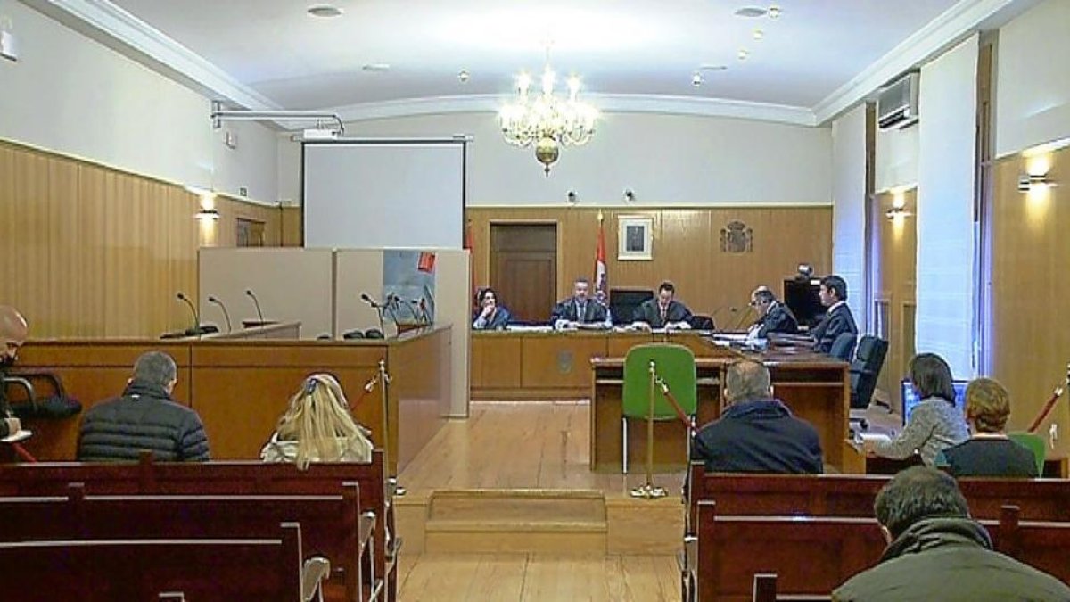 La supuesta víctima, testigo protegido, declaró ayer detrás de un biombo en la Audiencia Provincial.-RTVCYL  LA 8