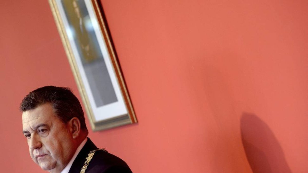 El nuevo alcalde de Arroyo de la Encomienda (Valladolid), José Manuel Barrio del Grupo Independientes por Arroyo de la Encomienda (IPAE) , durante el acto de toma de posesión del cargo-Nacho Gallego