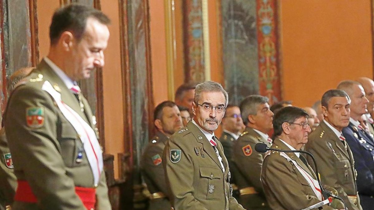 El coronel jefe de la Aalog 61, el infantero Antonio Bernal (dcha.) se dirige en su discurso al general de la Suige, Manuel Gorjón.-J.M.LOSTAU
