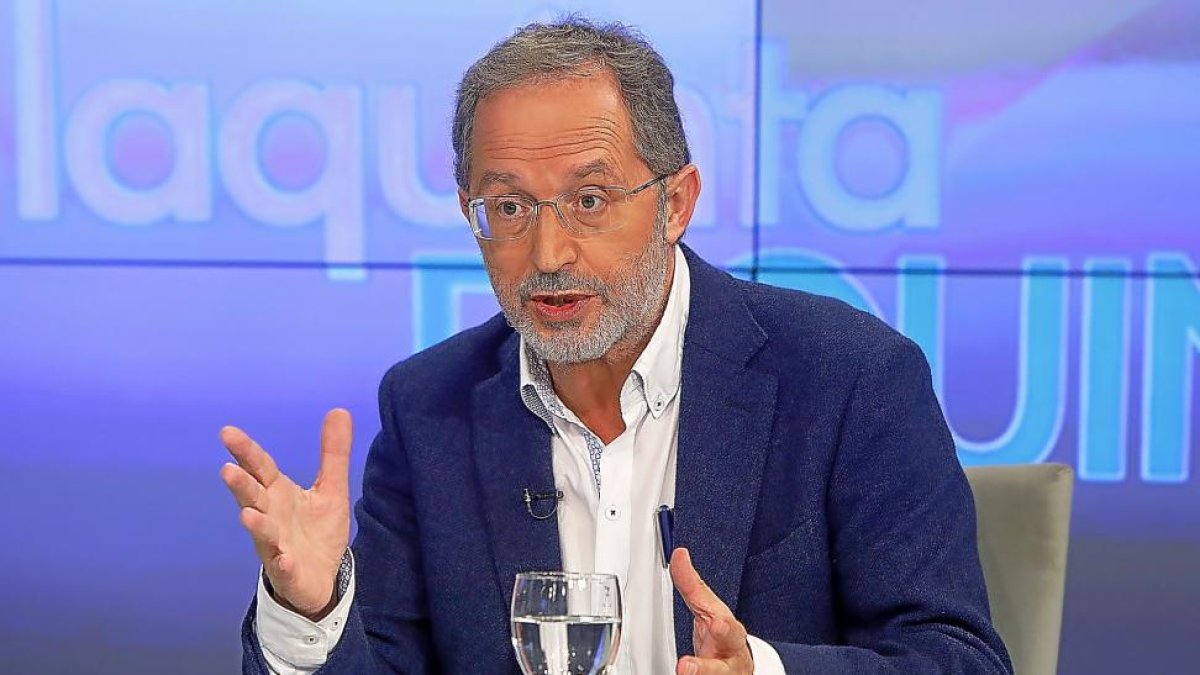 Manuel Saravia durante ‘La Quinta Esquina’, programa emitido en La 8 de Valladolid.-J. M. LOSTAU