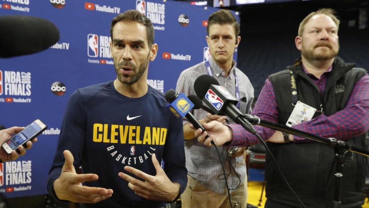 Calderón atiende a los medios-JOHN G. MABANGLO (EFE)