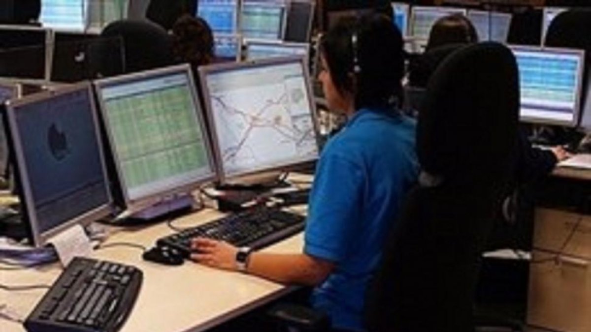 Teleoperadora atendiendo una urgencia.-EUROPA PRESS