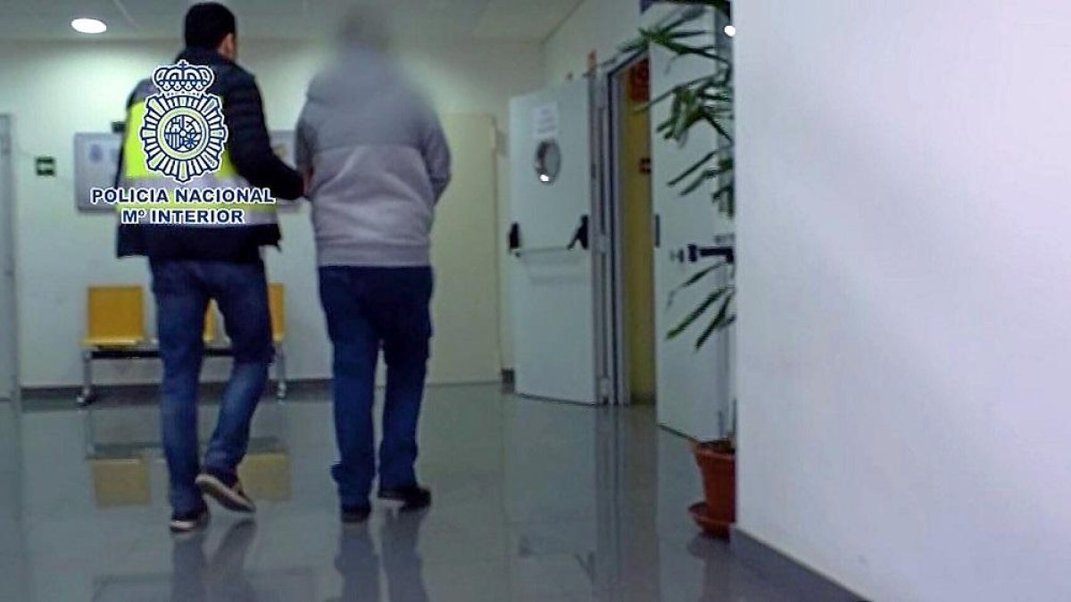 Imagen del detenido a su llegada a las dependencias de la Policía Nacional.-POLICÍA NACIONAL