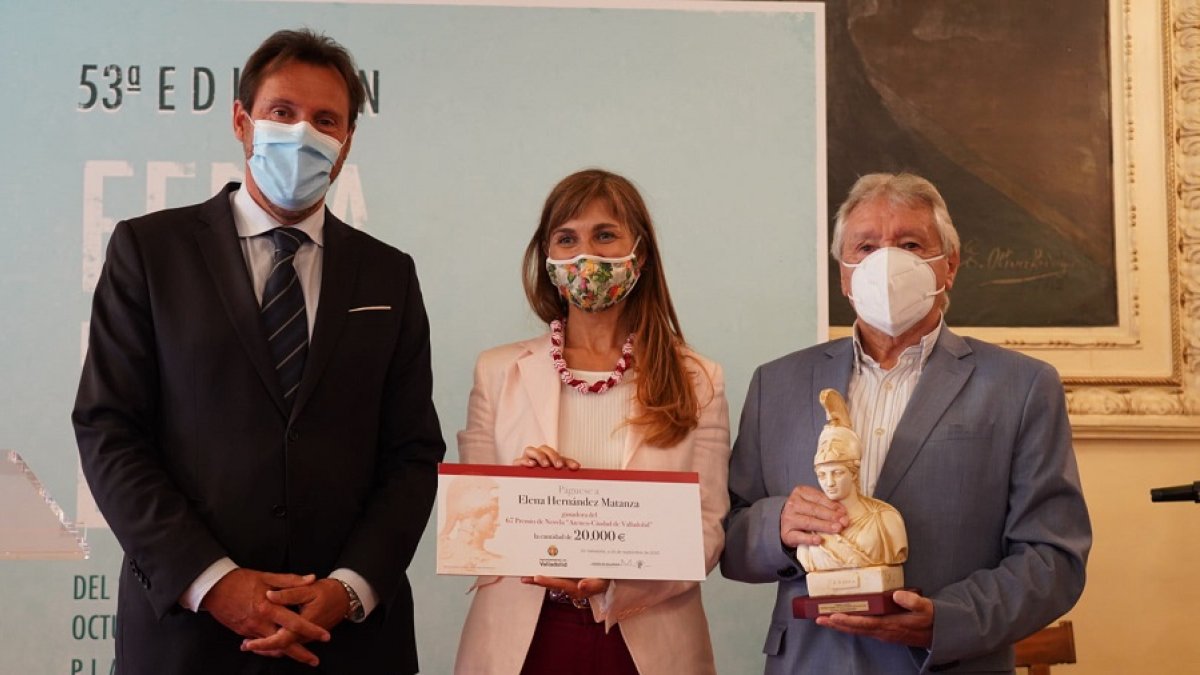 Puente y Almuiña con la última ganadora del Premio.