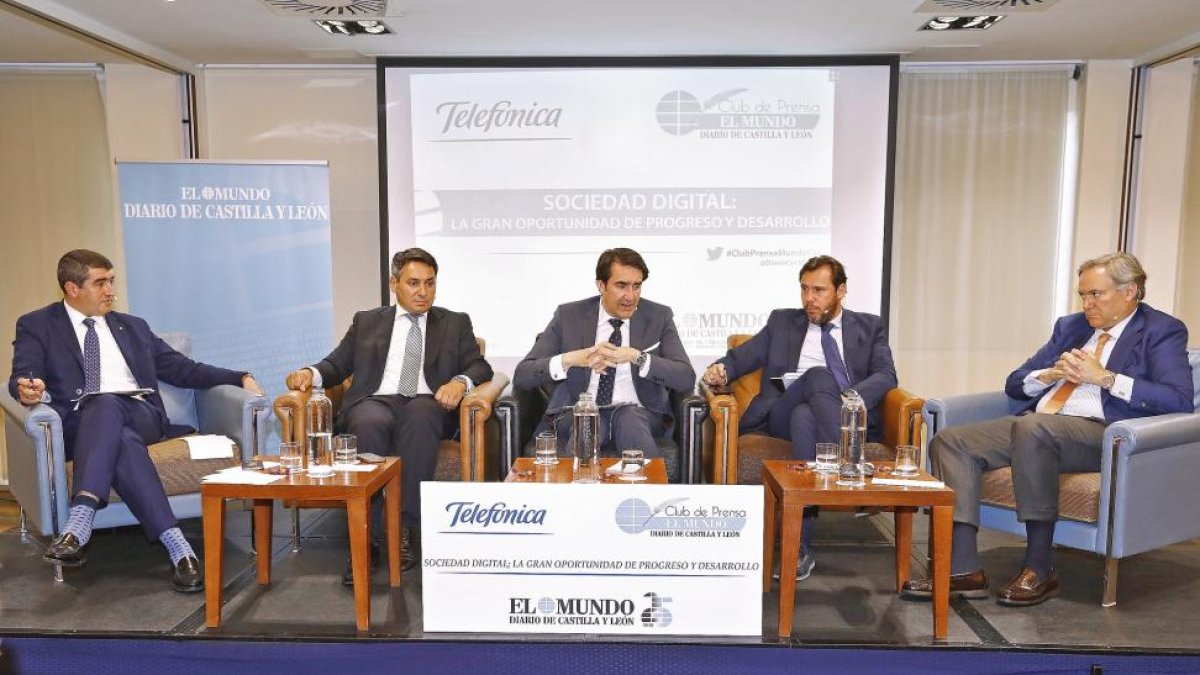 El director de El Mundo de Castilla y León, Pablo R. Lago, Antonio Bengoa, de Telefónica, el consejero Juan Carlos Suárez-Quiñones, el alcalde Óscar Puente y Adrián García Nevado, de Telefónica.-J.M.LOSTAU
