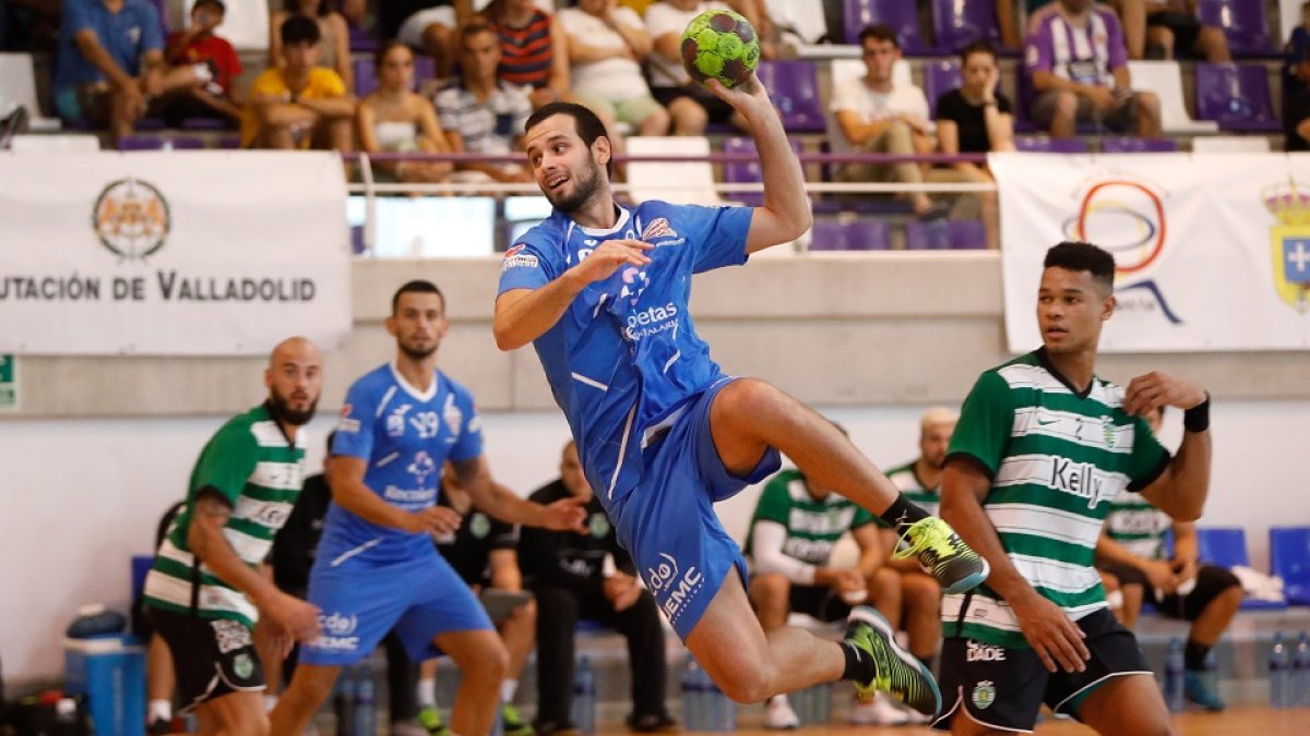 Álvaro Martínez realiza un lanzamiento ante el Sporting. / LOSTAU
