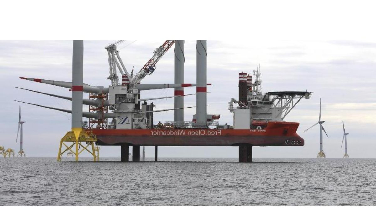 El imponente barco plataforma prepado para la colocación de las tres piezas que forman la torre eólica en las aguas del Báltico a 35 kilómetros de la costa de Rügen (Alemania).-E. M.