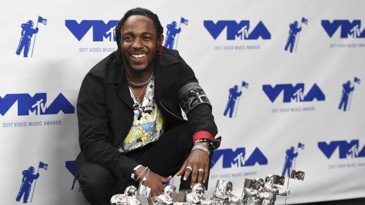 Kendrick Lamar posa con los cinco premios que ha recogido por HUMBLE.-AP / JORDAN STRAUSS
