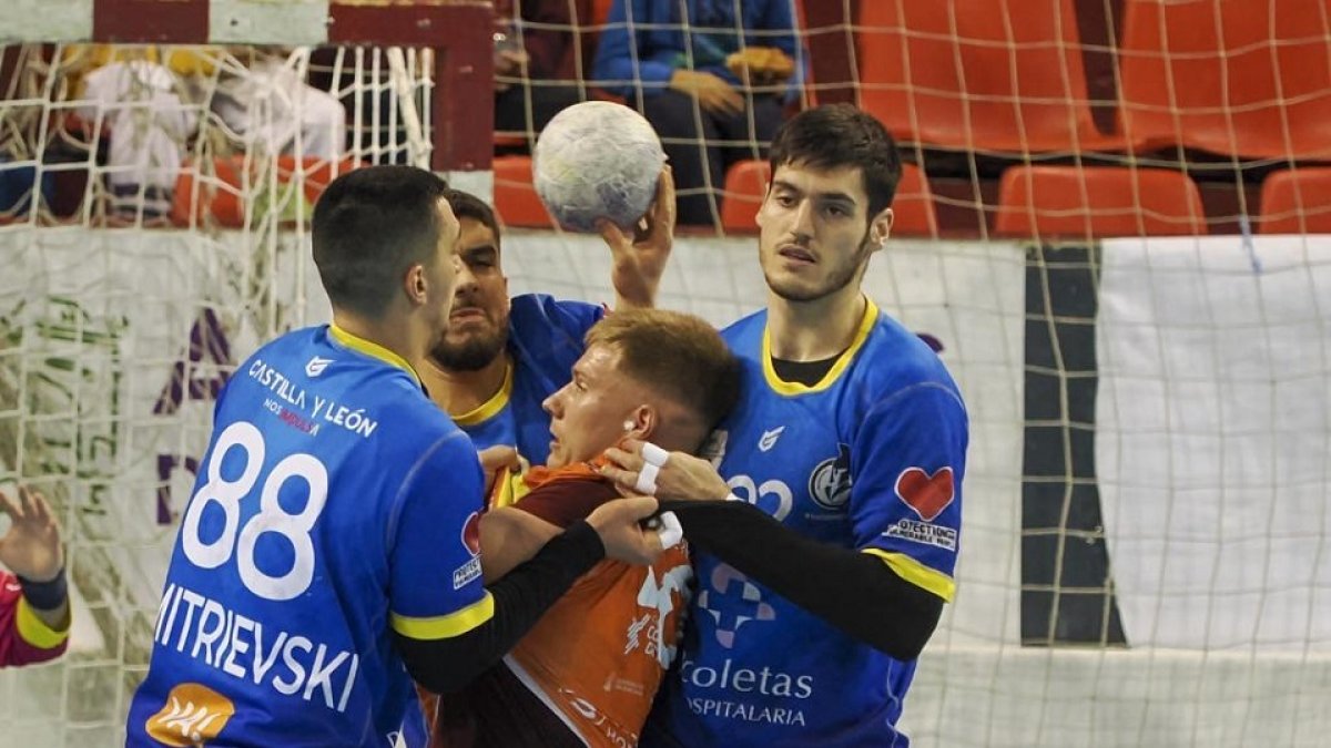 Imagen del último duelo del Recoletas ante Benidorm. / PHOTOGENIC