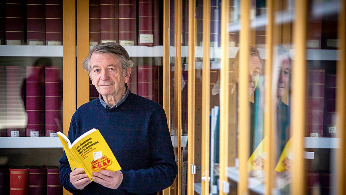 El historiador y escritor Carmelo Romero posa junto a su nuevo libro. - MARIO TEJEDOR