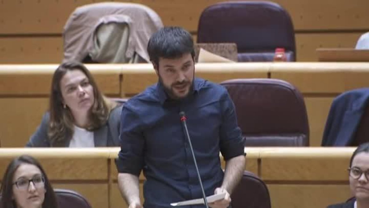 El senador de ERC Bernat Picornell lee la letra de 'El rei Borbó', del rapero Valtonyc, en la sesión de control en el Senado.-