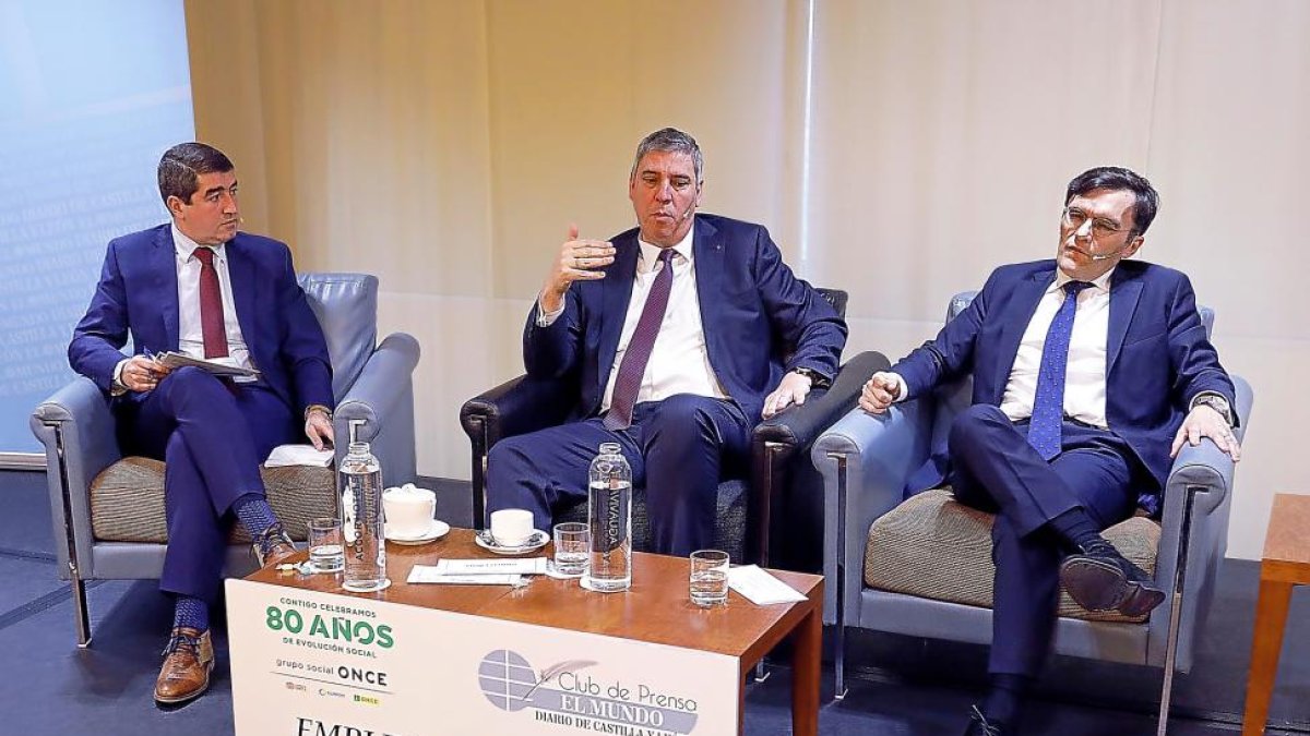 El director de ELMUNDODECASTILLAYLEÓN, Pablo R. Lago, con el presidente de la Alianza Renault-España, José Vicente de los Mozos, y el vicepresidente de la Fundación ONCE, Alberto Durán.-J. M. L.