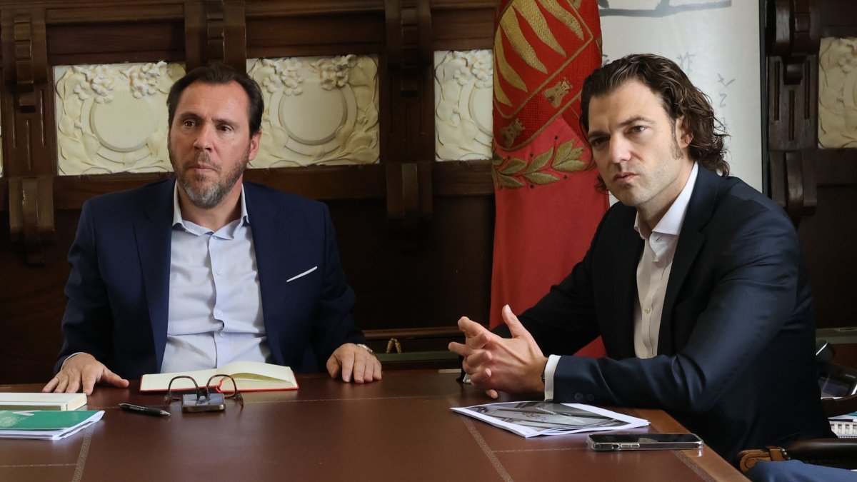 Óscar Puente y Marian Bocek, en la reunión de este martes en el Ayuntamiento de Valladolid.-E. M.