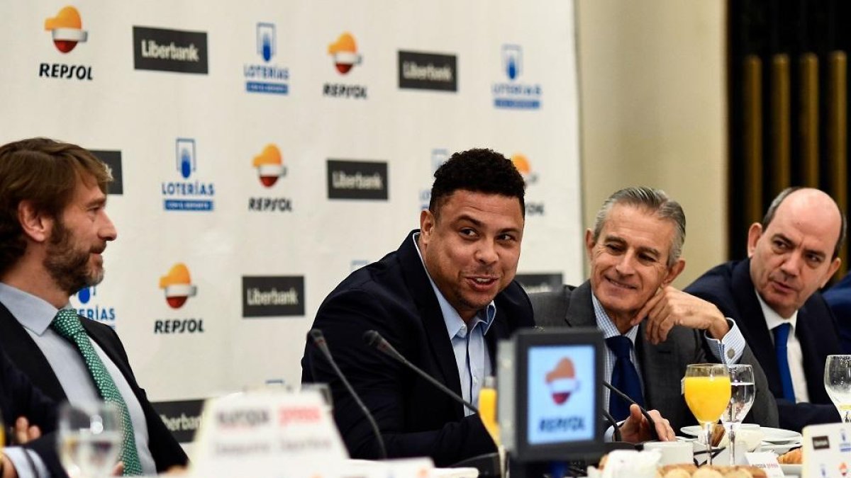 Carlos Suárez, Ronaldo Nazário y Asís Martín de Cabiedes, presidente de Europa Press.-ÓSCAR DEL POZO / AFP