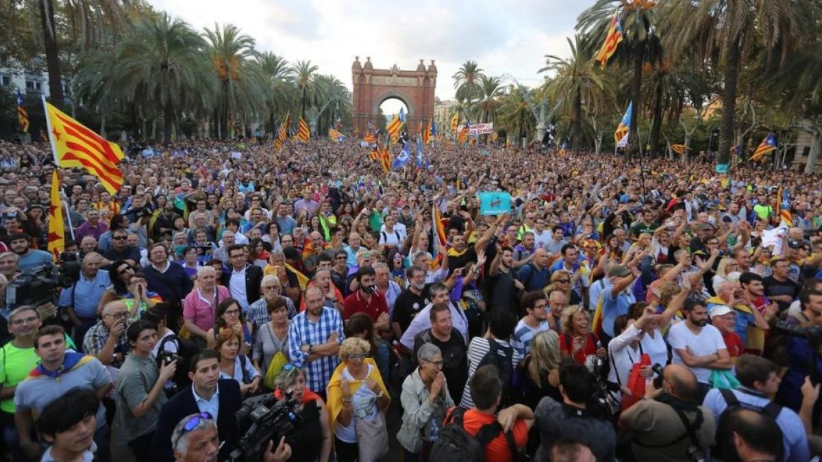 Ambiente en el Passeig de Lluís Companys, el pasado martes, día del pleno del Parlament.-DANNY CAMINAL