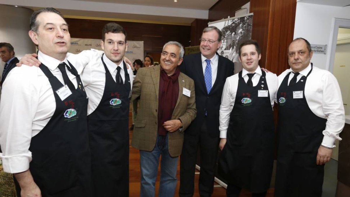 El consejero de Fomento y Medio Ambiente, Antonio Silván, asiste a las jornadas que organiza la Academia Leonesa de la Gastronomía. Junto a él, el presidente de la academia, Ramón Villa-Ical