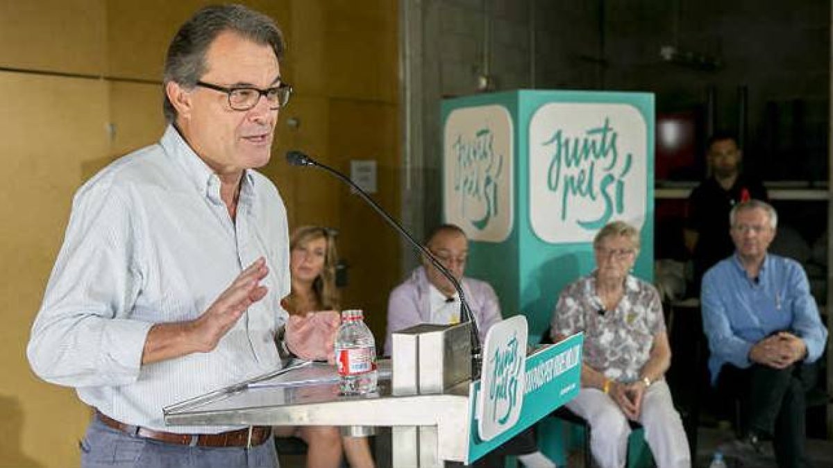 Artur Mas, Josep Maria Forné, Pare Manel y monja Vicky Molins en la rueda de prensa 'Un nou país per viure millor'.-Foto: FERRAN NADEU