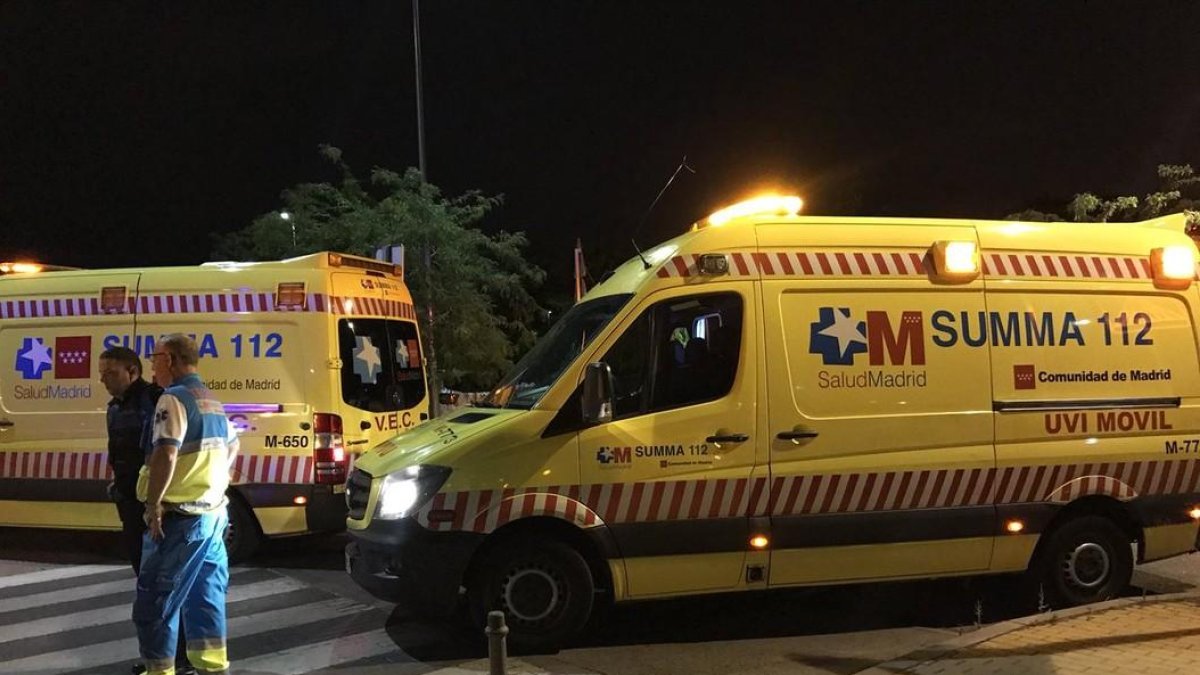 Una ambulancia del Summa en el lugar en el que fue hallado el joven.-@112CMADRID