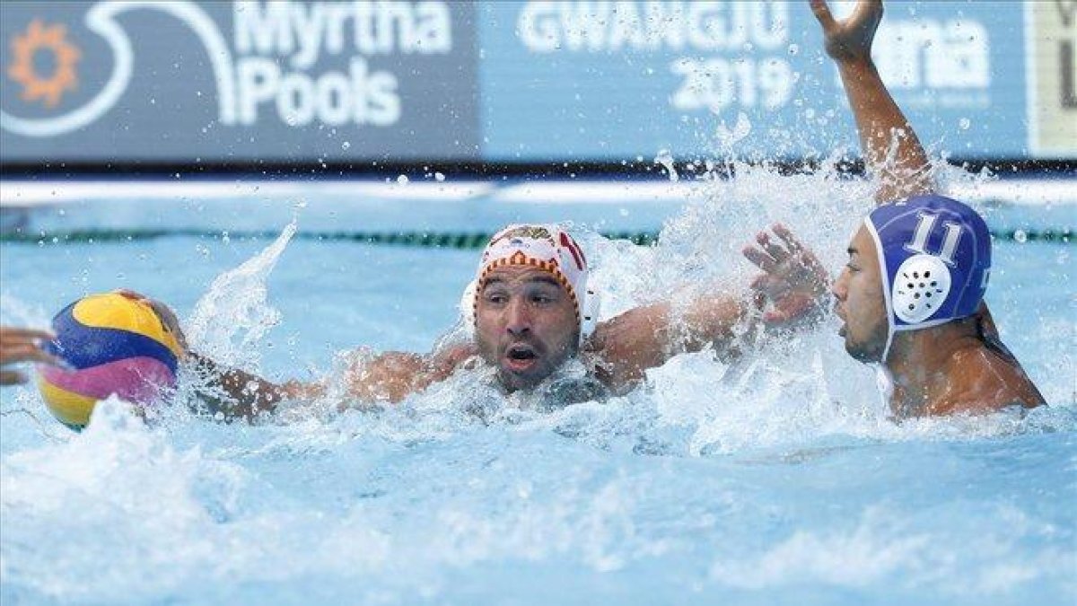 Felipe Perrone trata de coger el balón ante el japonés Keigo Okawa.-JEON HEON-KYUN (EFE)