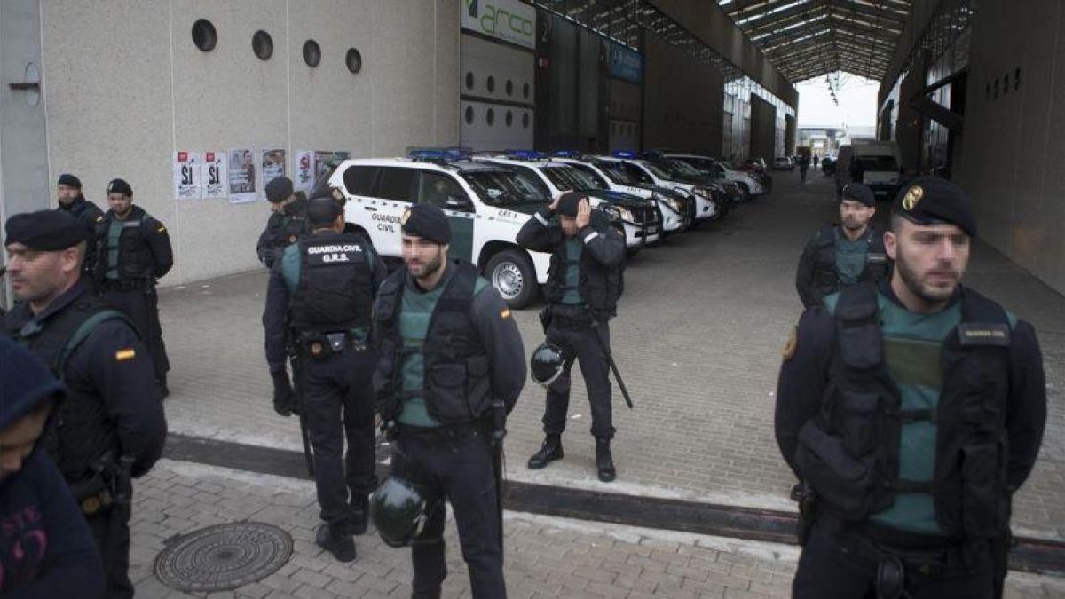 Agentes de la Guardia Civil, en un registro reciente.-EFE / QUIQUE GARCIA