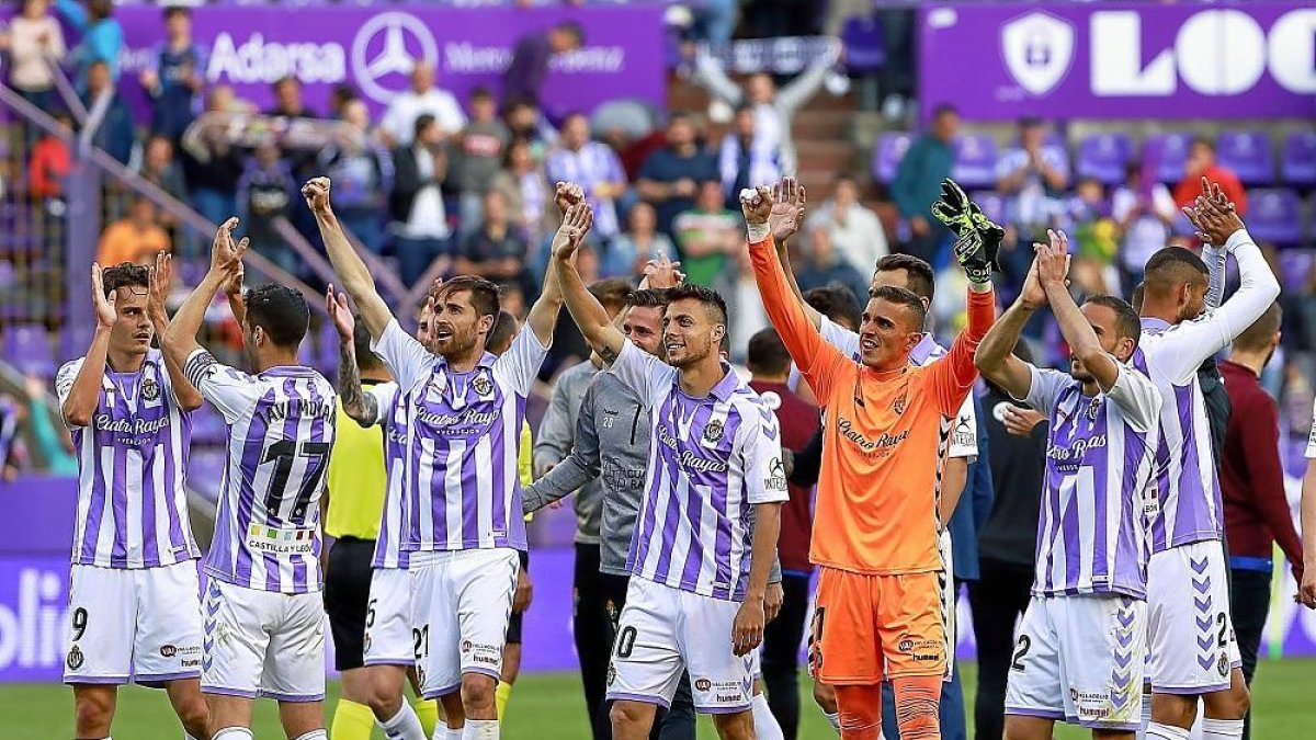 Masip aplaude a la afición con sus compañeros tras el útlimo triunfo.-J. M. LOSTAU