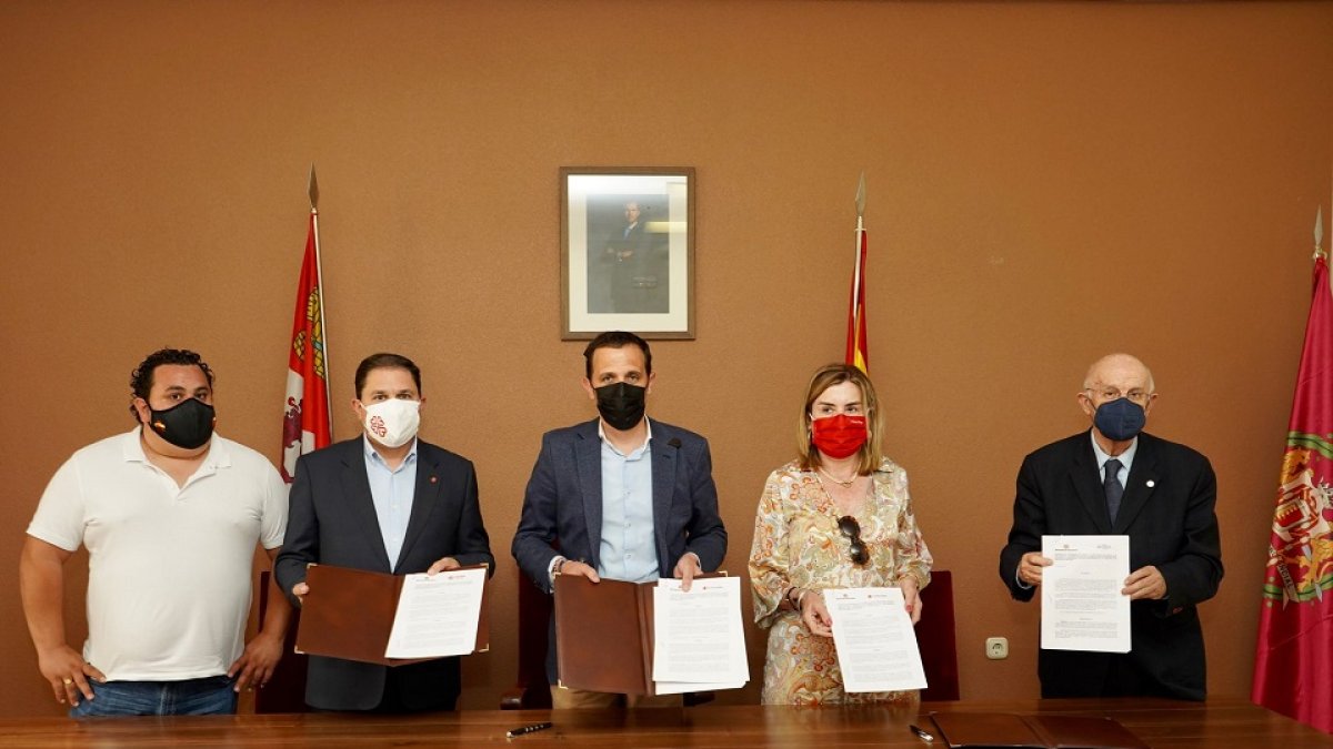 Firma de los convenios entre la Diputación de Valladolid, Cáritas, Cruz Roja y Bancos de Alimentos.- E. M.