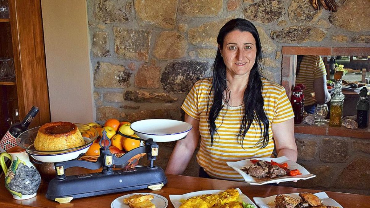 ncarna Sánchez, del hotel rural Casa Encarna, con una representación de sus platos.-ARGICOMUNICACIÓN