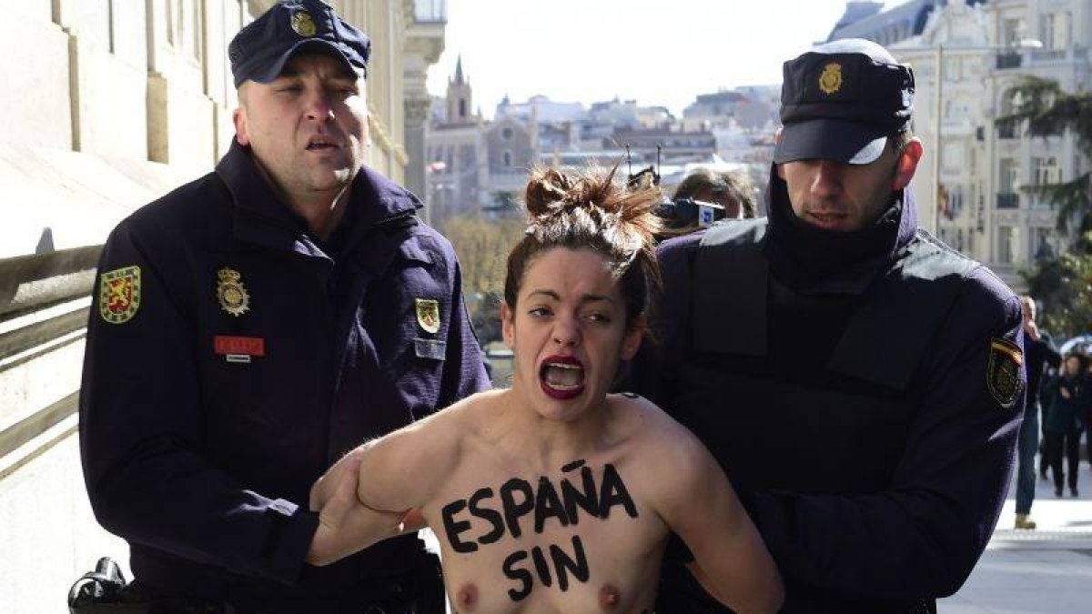 Protesta de las Femen ante el Congreso de los Diputados.-Foto: AFP