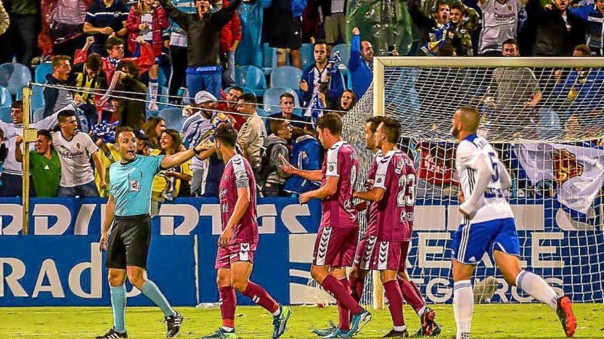 Arcediano recibe las críticas de los jugadores blanquivioleta tras señalar el segundo penalti.-PHOTO-DEPORTE