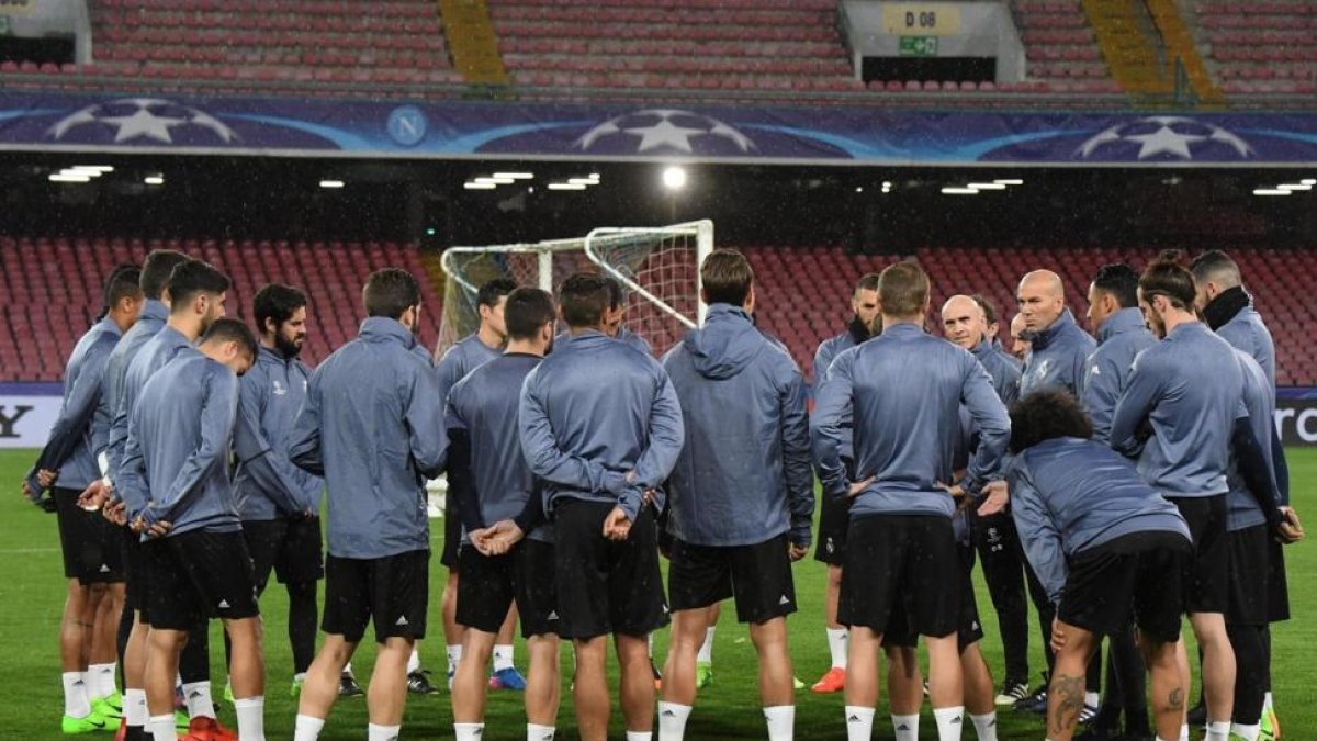 Los jugadores del Real Madrid, durante el entrenamiento del equipo celebrado en San Paolo en Nápoles.-EFE