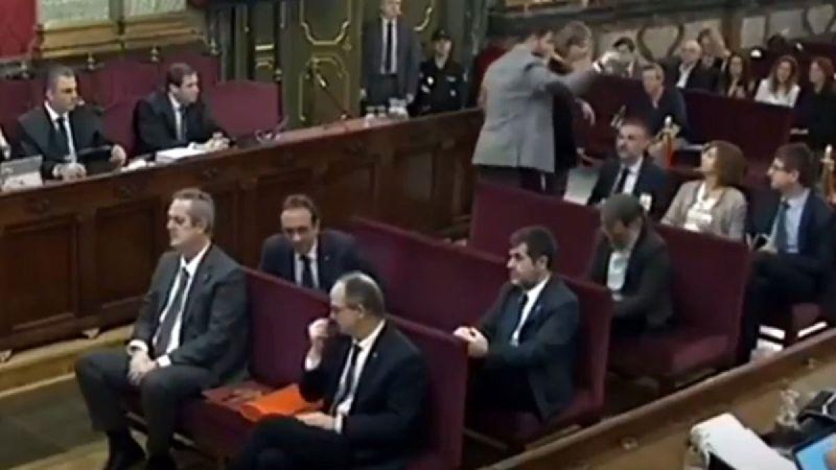 Gabriel Rufián le niega el saludo a Santi Vila tras declarar como testigo en el juicio del procés.-EL PERIÓDICO