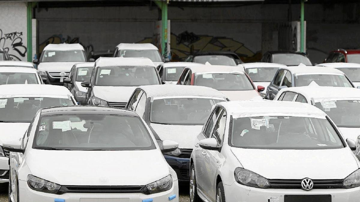 Vehículos en un concesionario para su venta.-E.M.