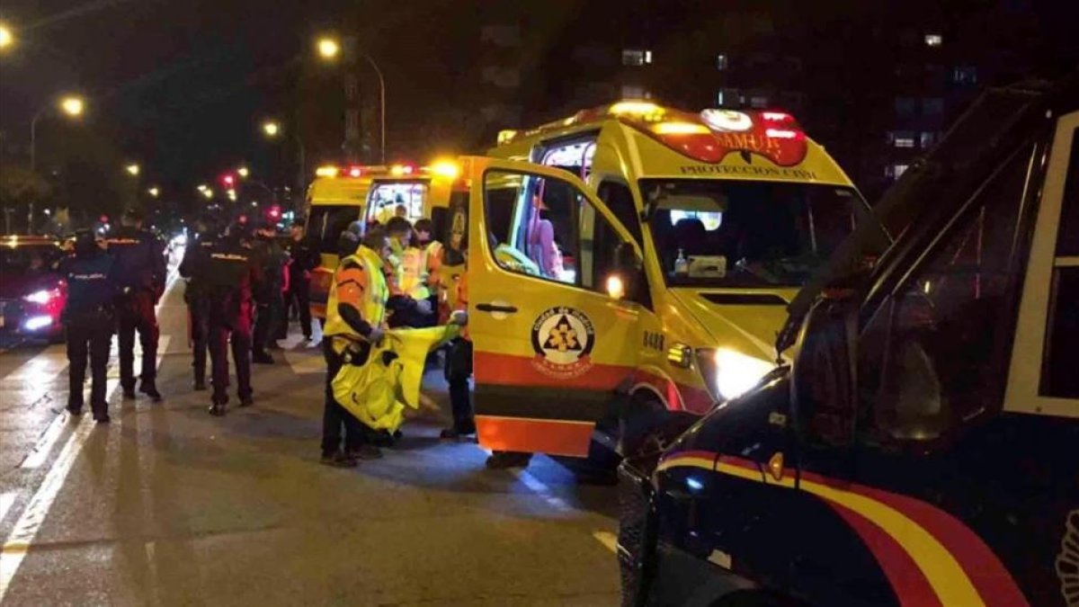 Miembros del Samur y de la Policía en las inmediaciones del Wanda.-/ PERIODICO