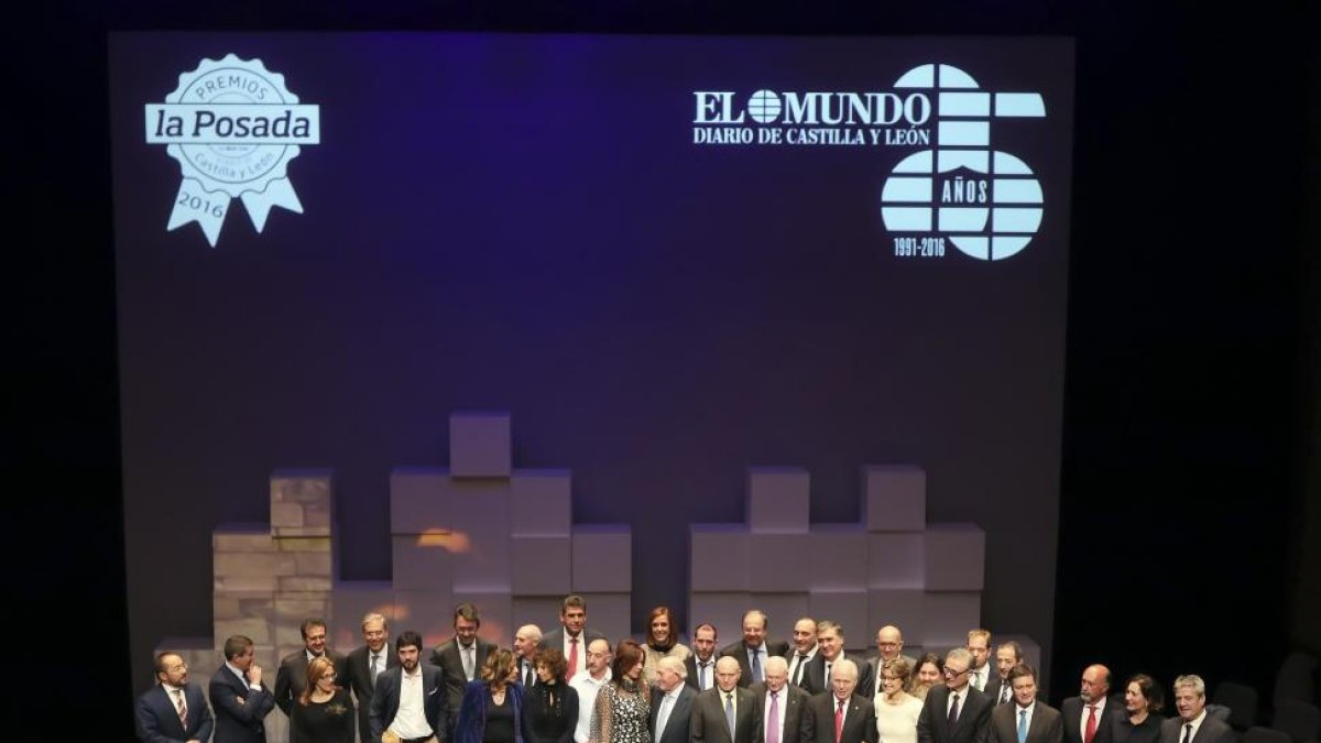 Los premiados posan con el presidente de la Junta, la ministra de Agricultura, la consejera de Cultura y Turismo, el alcalde de Valladolid, los presidentes de las diputaciones y el director y el presidente de El Mundo de Castilla y León-